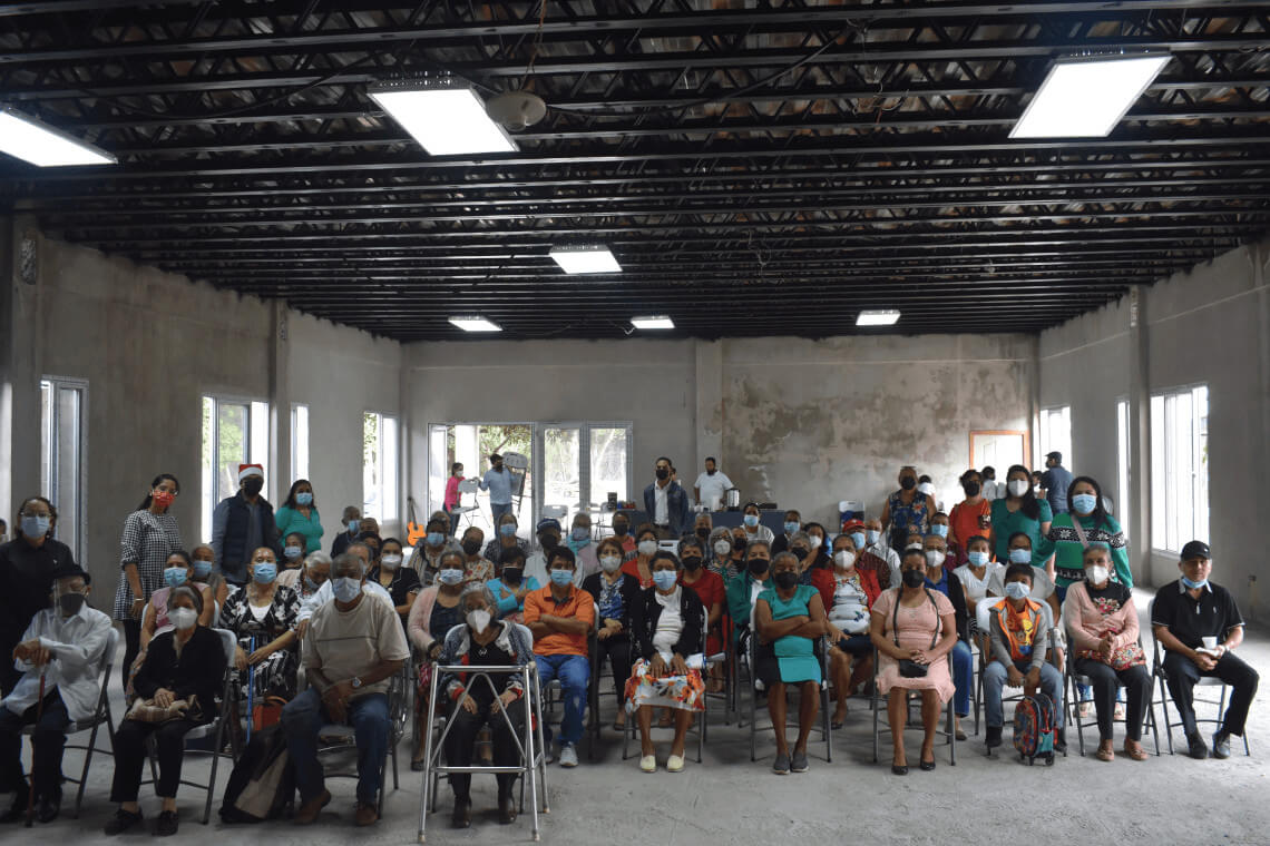 Ancianos y equipo del Comedor San Antonio de Padua