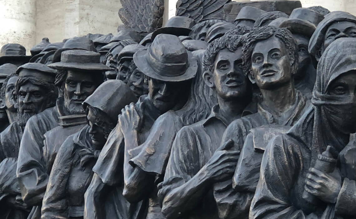 Monumento a los migrantes en el Vaticano
