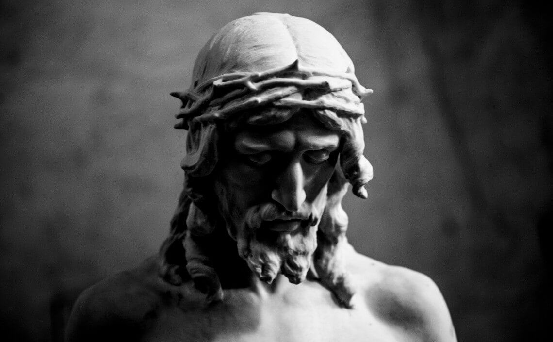 Estatua del rostro de Jesús con la corona de espinas