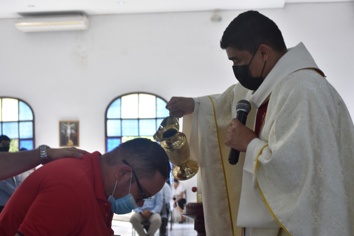 Adulto siendo bautizado